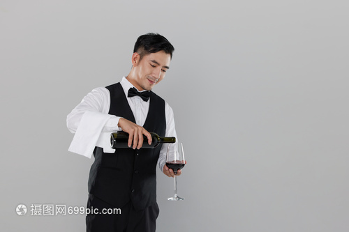 端著紅酒的服務生形象